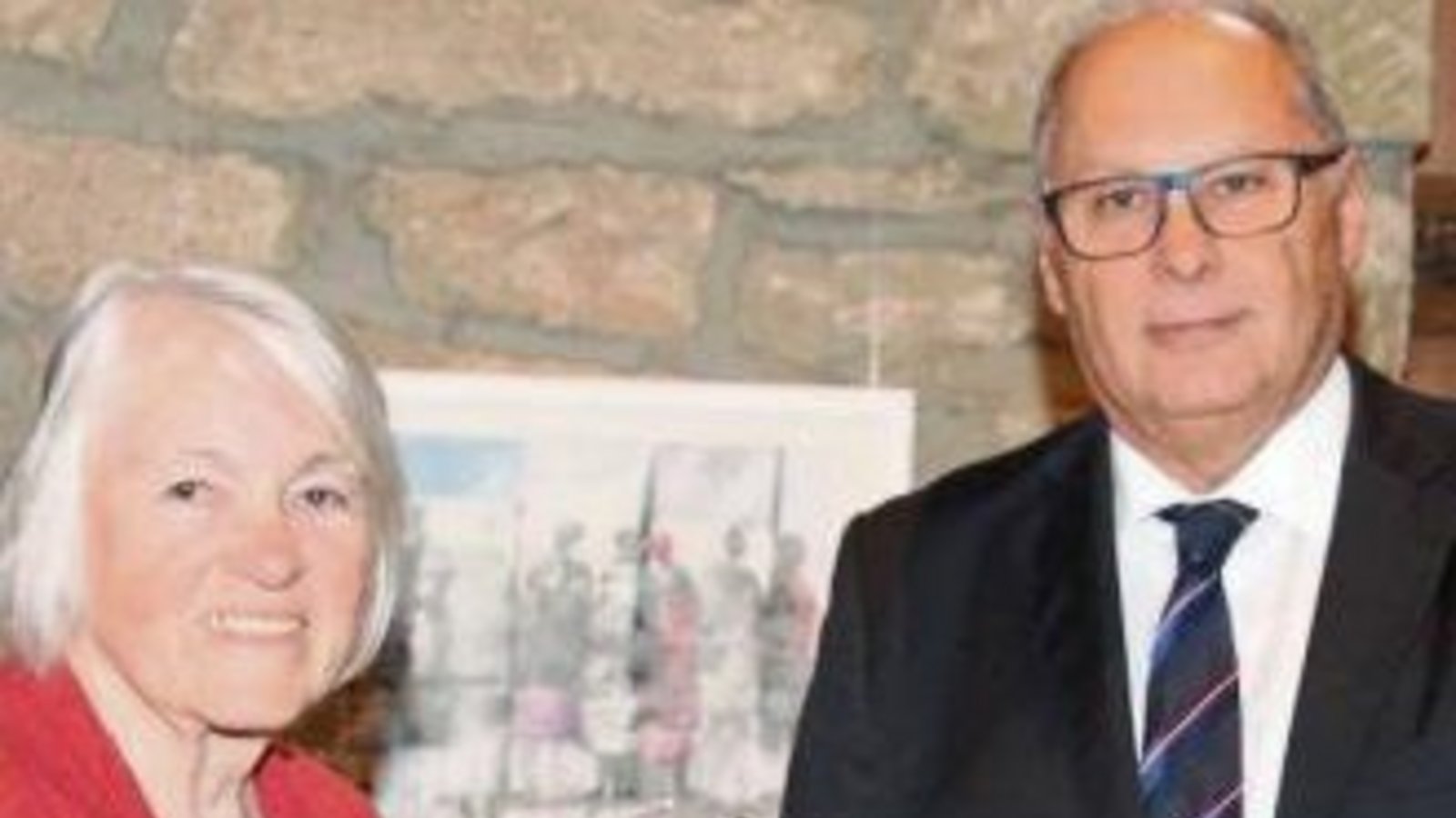 Werner Somlai dankt Grete Werner-Wesner für ihr Wirken und verleiht ihr die Bürgermedaille.  Foto: Gergen