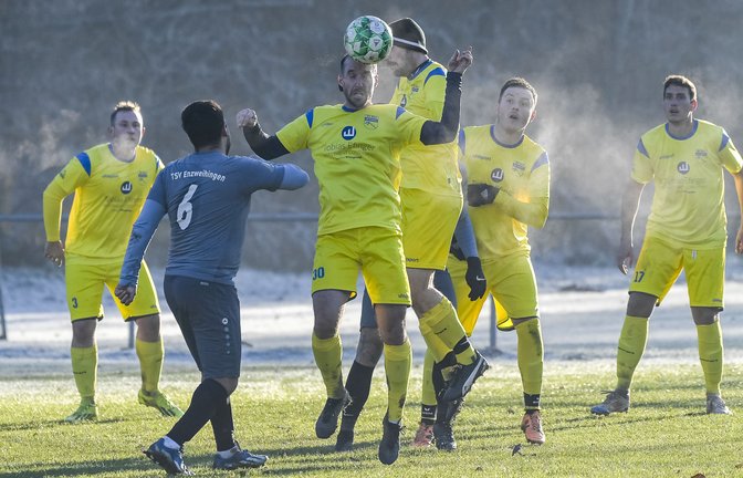 Eine Leistungssteigerung wird von Philipp Braun (am Ball) und dem SV Riet gefordert. <span class='image-autor'>Foto: Leitner</span>