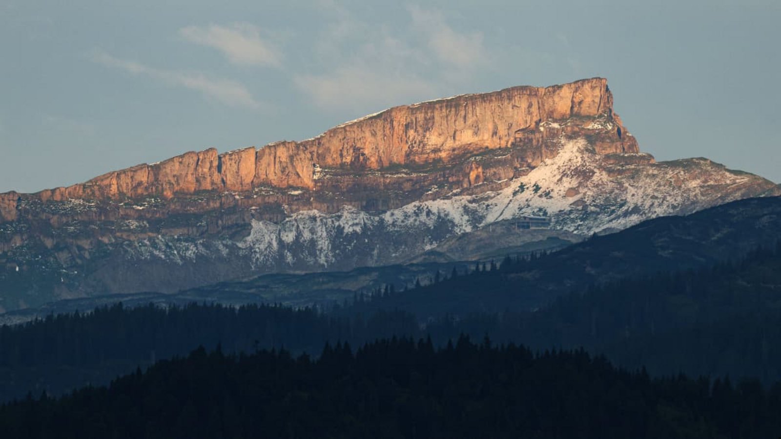 Bergwanderer in der Nähe beobachteten den Unfall und setzten einen Notruf ab. (Symbolbild)IMAGO/Rene Traut