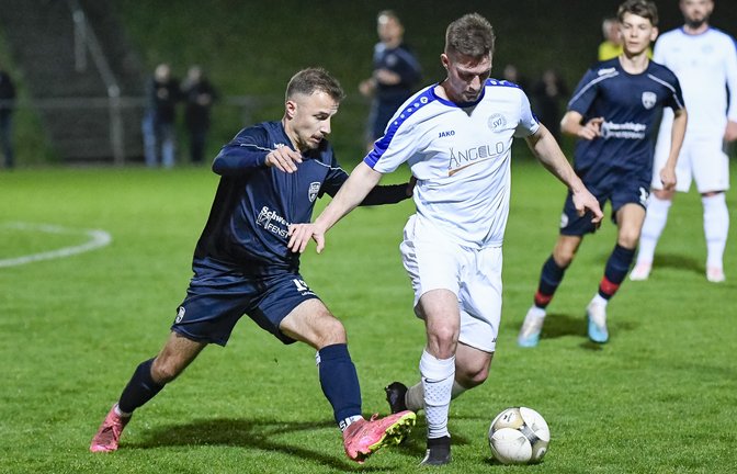 David Engi vom SV Illingen (Mitte) wird von einem Gegenspieler der SGM Sachsenheim unter Druck gesetzt. <span class='image-autor'>Foto: Leitner</span>