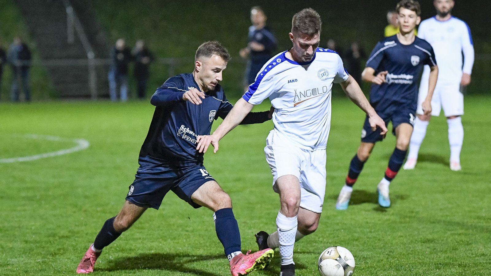 David Engi vom SV Illingen (Mitte) wird von einem Gegenspieler der SGM Sachsenheim unter Druck gesetzt. Foto: Leitner David Engi vom SV Illingen (Mitte) wird von einem Gegenspieler der SGM Sachsenheim unter Druck gesetzt. Foto: Leitner