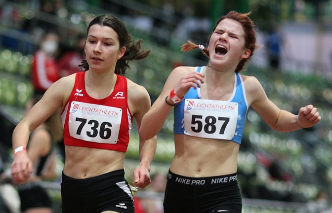 Gerade einmal 0,01 Sekunden war Elfie Forstmann (von rechts) über 1500 Metern schneller als Annika Metzger und sicherte sich dadurch die Bronzemedaille über 1500 Meter vor der Illingerin, die sich mit dem Holzplatz zufrieden geben musste. Fotos: Görlitz<span class='image-autor'>Fotos: Görlitz</span>