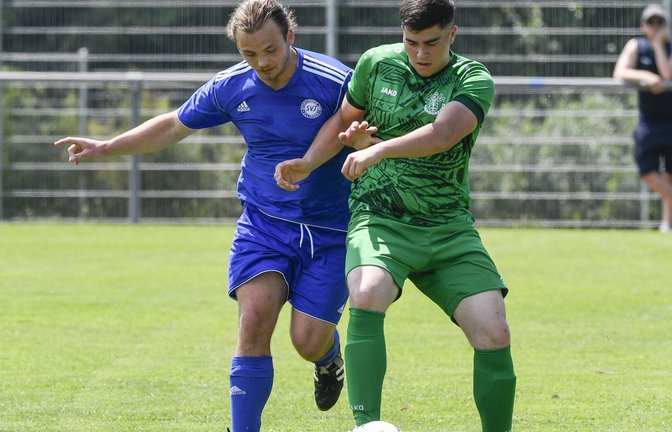 Gegen den SV Illingen II (links Ilja Bochonow) hat Emre Cetin mit dem TSV Hochdorf gestern zum Saisonfinale der Kreisliga B 6 den sechsten Sieg eingefahren. <span class='image-autor'>Foto: Leitner</span>