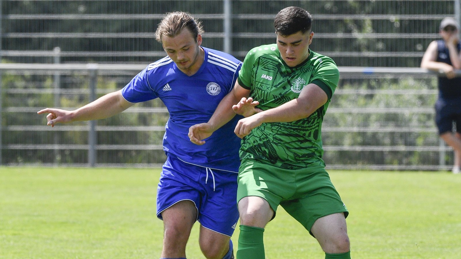 Gegen den SV Illingen II (links Ilja Bochonow) hat Emre Cetin mit dem TSV Hochdorf gestern zum Saisonfinale der Kreisliga B 6 den sechsten Sieg eingefahren. Foto: Leitner
