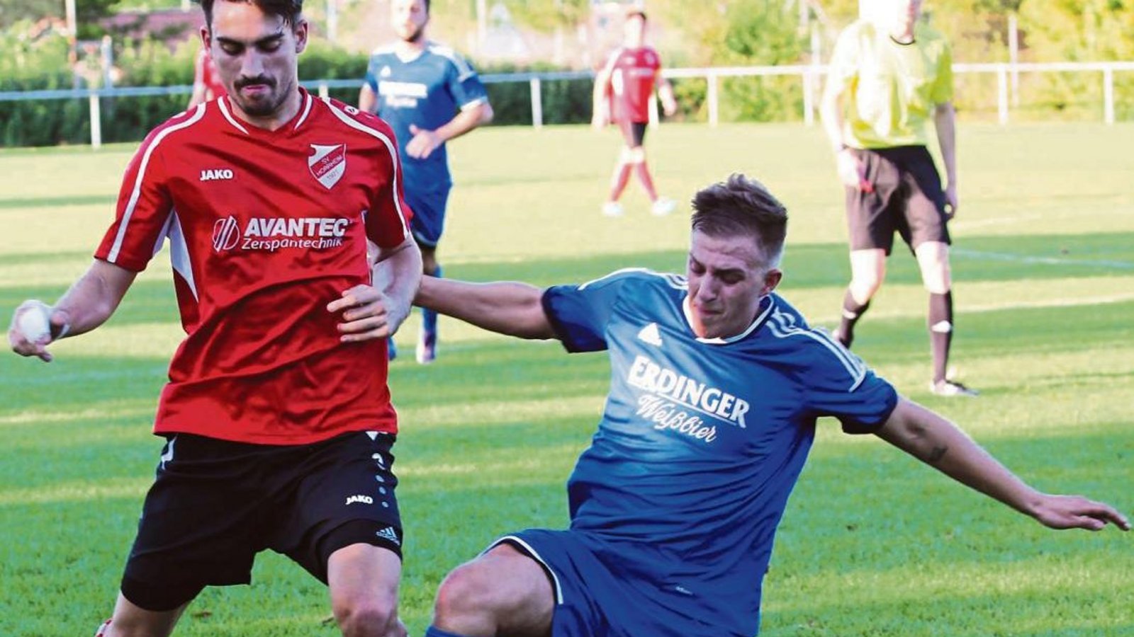 Marko Gazinkovski (links) setzt sich gegen Riccardo Faliveni durch. Doch am Ende gewinnen Falivenis Riexinger das Elfmeterschießen. Foto: Küppers Marko Gazinkovski (links) setzt sich gegen Riccardo Faliveni durch. Doch am Ende gewinnen Falivenis Riexinger das Elfmeterschießen. Foto: Küppers