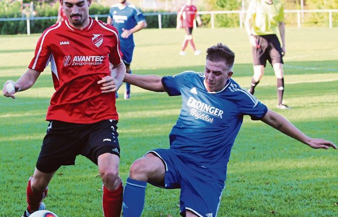 Marko Gazinkovski (links) setzt sich gegen Riccardo Faliveni durch. Doch am Ende gewinnen Falivenis Riexinger das Elfmeterschießen.  Foto: Küppers