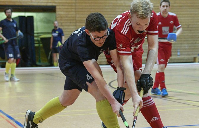 Tobias Bachmann (links), der sich hier gegen Luca Wypior behauptet, hat seinen ersten Treffer für die SG Vaihingen/Ludwigsburg erzielt. Foto: Leitner<span class='image-autor'>Foto: Leitner</span>
