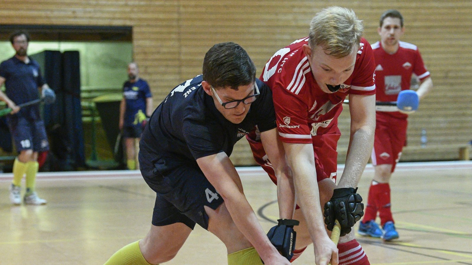 Tobias Bachmann (links), der sich hier gegen Luca Wypior behauptet, hat seinen ersten Treffer für die SG Vaihingen/Ludwigsburg erzielt. Foto: LeitnerFoto: Leitner
