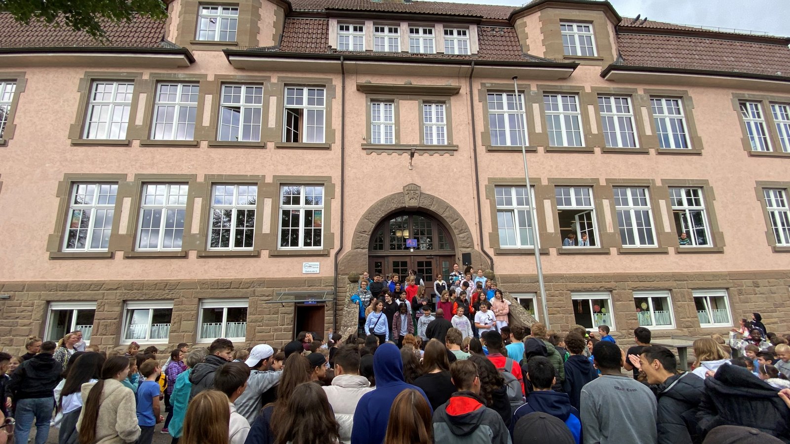 Kleines Konzert im Schulhof der Schlossbergschule. Foto: p