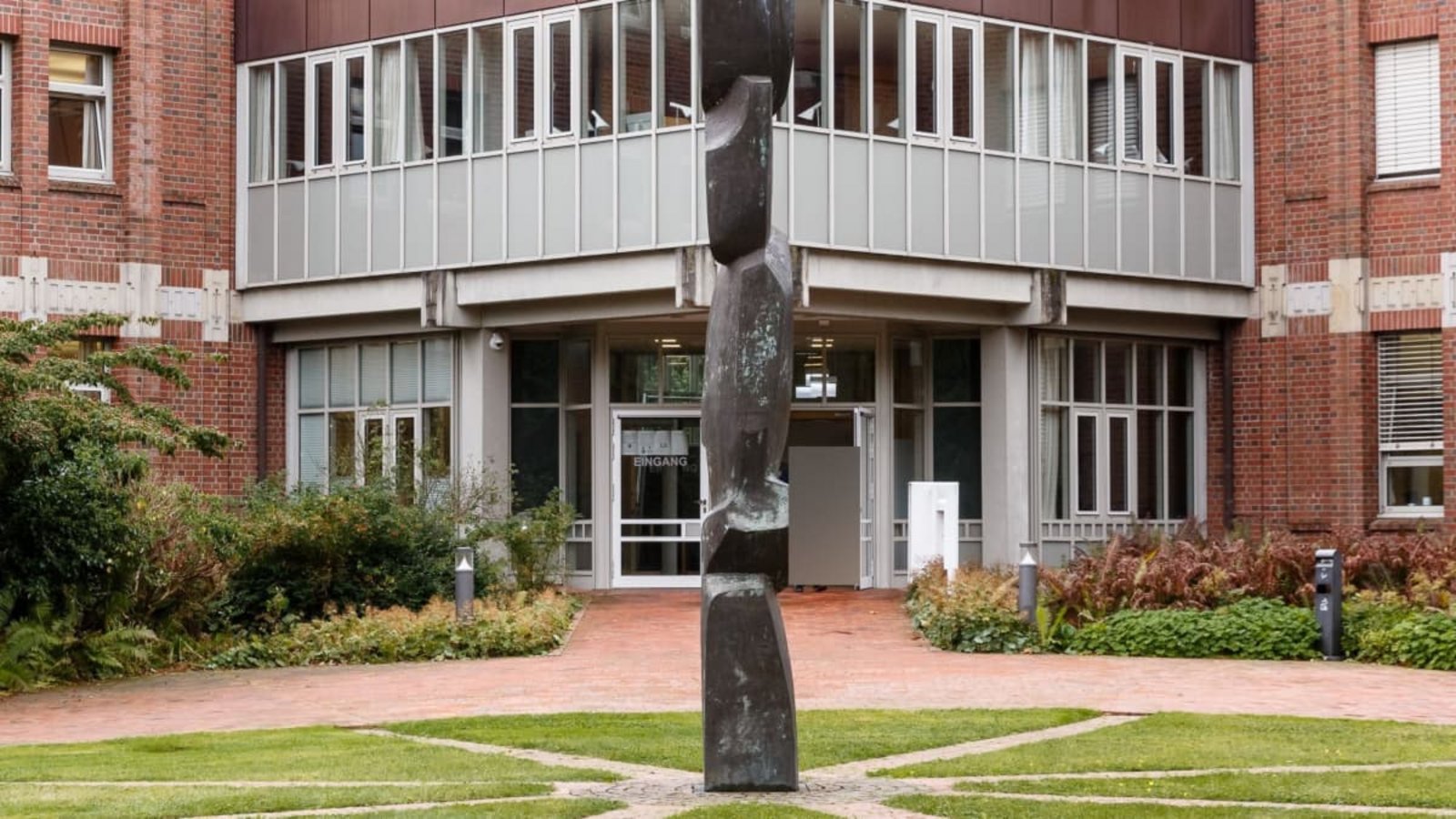 Verwaltungsgericht Schleswig-Holstein: Ein stellvertretender Leiter eines Gymnasiums hat sein Beamtenverhältnis wegen seiner Beziehung zu einer minerjährigen Schülerin verloren (Symbolfoto):Markus Scholz/dpa Verwaltungsgericht Schleswig-Holstein: Ein stellvertretender Leiter eines Gymnasiums hat sein Beamtenverhältnis wegen seiner Beziehung zu einer minerjährigen Schülerin verloren (Symbolfoto):Markus Scholz/dpa