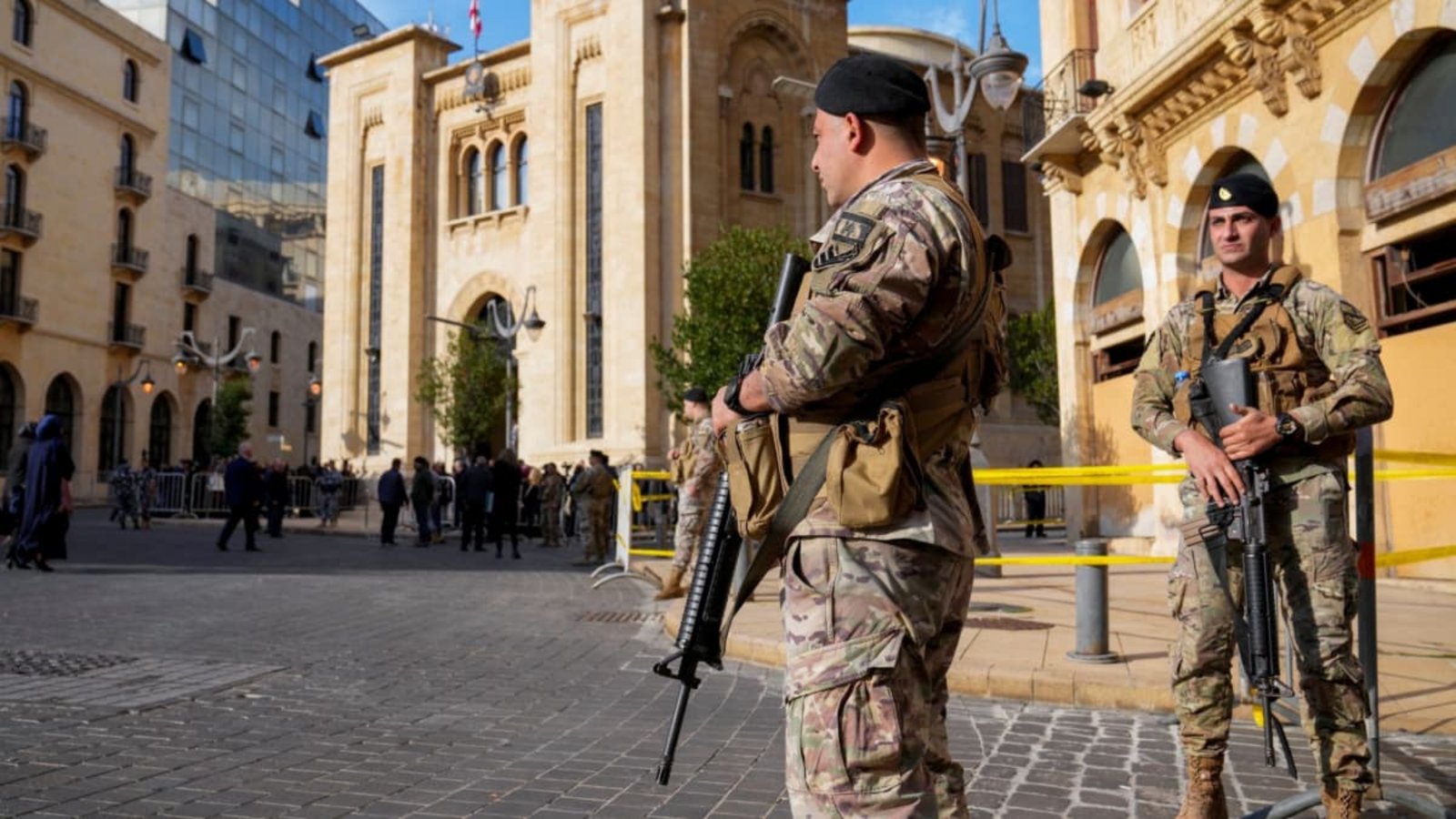Soldaten der libanesischen Armee stehen vor dem Parlamentsgebäude Wache. Das libanesische Parlament hat die Todesstrafe abgeschafft (Archivfoto).Hussein Malla/AP/dpa