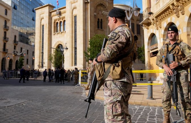 Soldaten der libanesischen Armee stehen vor dem Parlamentsgebäude Wache. Das libanesische Parlament hat die Todesstrafe abgeschafft (Archivfoto).<span class='image-autor'>Hussein Malla/AP/dpa</span>