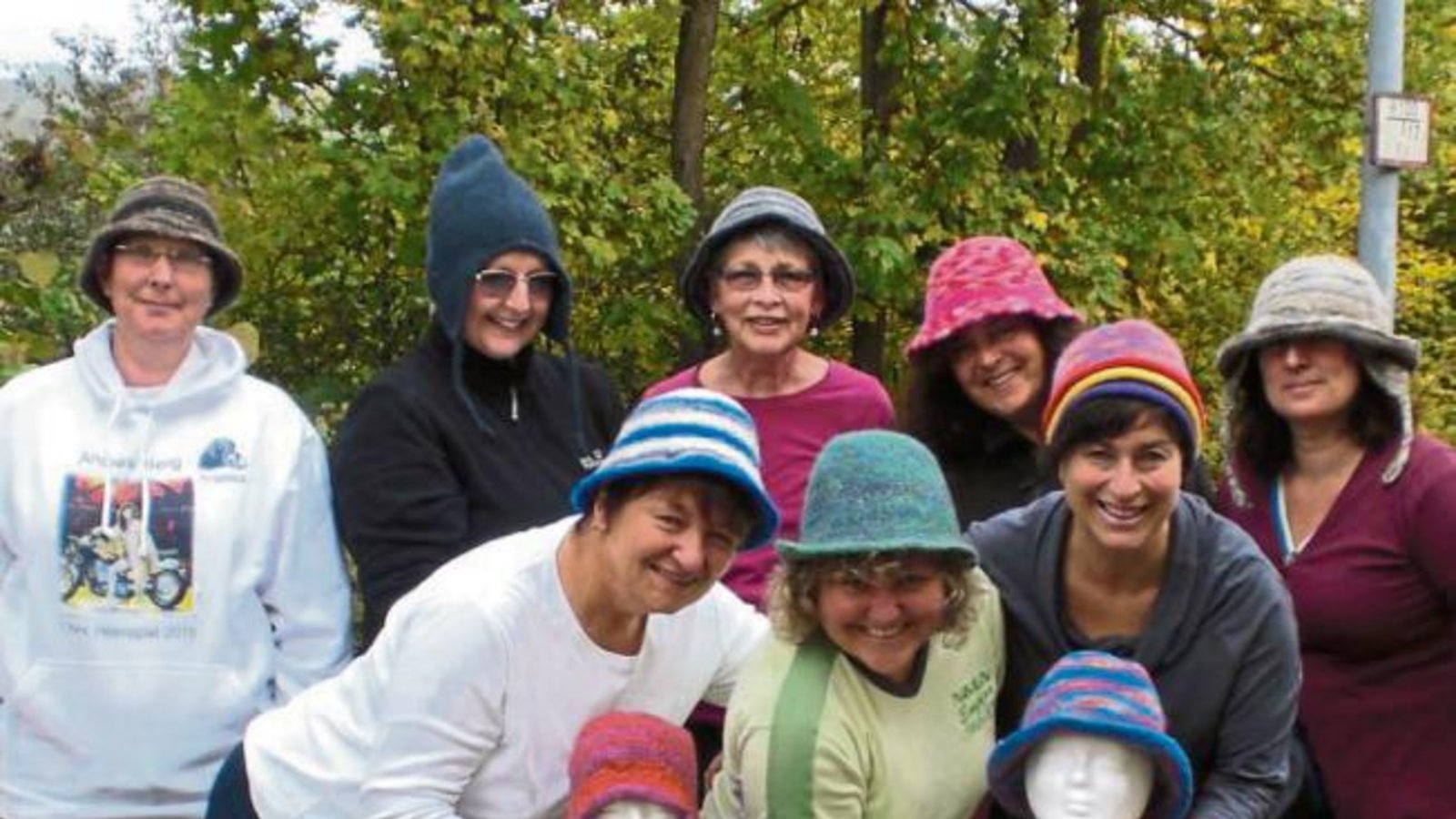 Teilnehmer der Selbsthilfegruppe Vaihingen der Deutschen Fibromyalgievereinigung (Schmerzpatienten) haben ihre selbst gestrickten und gefilzten Hüte für den Weihnachtsmarkt am 28. November getestet. Teilnehmer der Selbsthilfegruppe Vaihingen der Deutschen Fibromyalgievereinigung (Schmerzpatienten) haben ihre selbst gestrickten und gefilzten Hüte für den Weihnachtsmarkt am 28. November getestet.