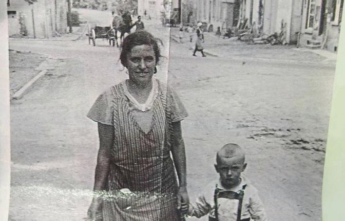 Der Unfallschwerpunkt Kronenkreuzung in Enzweihingen anno 1936. Rolf Schüle hat das Foto in die Redaktion gebracht. Schüle ist im Bild mit seiner Mutter Emma abgebildet.
