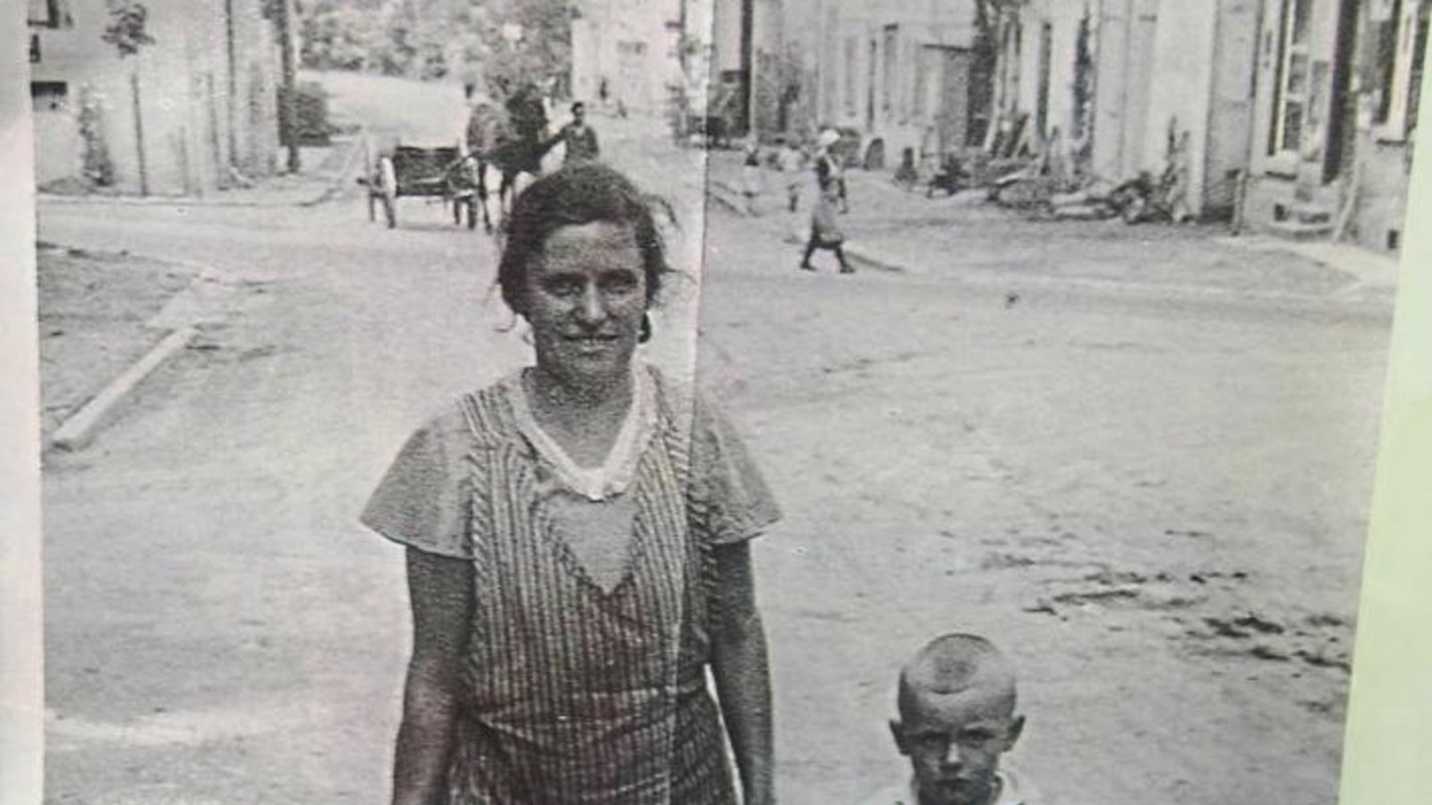 Der Unfallschwerpunkt Kronenkreuzung in Enzweihingen anno 1936. Rolf Schüle hat das Foto in die Redaktion gebracht. Schüle ist im Bild mit seiner Mutter Emma abgebildet. Der Unfallschwerpunkt Kronenkreuzung in Enzweihingen anno 1936. Rolf Schüle hat das Foto in die Redaktion gebracht. Schüle ist im Bild mit seiner Mutter Emma abgebildet.