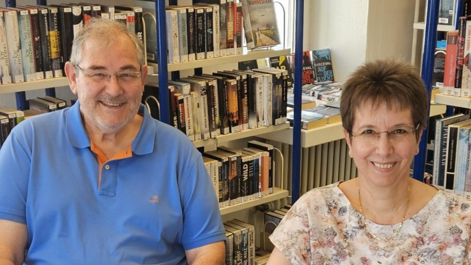 Autor Frank Hertfelder hat der Vaihinger Stadtbücherei jeweils ein Exemplar seiner Bücher übergeben. Leiterin Therese Möhler hat sie direkt in den Bestand aufgenommen. Foto: Rieger