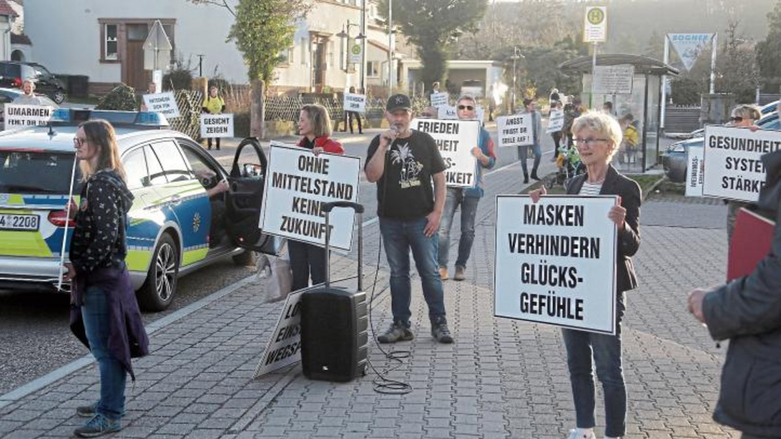 In Wiernsheim wird am Montagabend gegen Corona-Beschränkungen demonstriert. Foto: Küppers In Wiernsheim wird am Montagabend gegen Corona-Beschränkungen demonstriert. Foto: Küppers