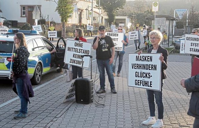 In Wiernsheim wird am Montagabend gegen Corona-Beschränkungen demonstriert. Foto: Küppers