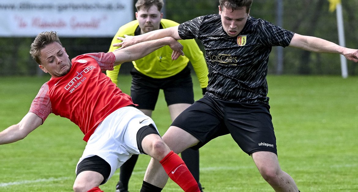 SGM Nussdorf Roßwag (wießer Dress) - TSV Enzweihingen , 19.04.2026,   Fußball, Männer, Kreisliga A3, Enz-Murr, Saison 2025 / 2026,  Zweikampf um den Ball zwischen Adrian Böhme (SGM TSV Nussdorf/FV Rosswag, Startelf, #06) und Marcel Rähmer (TSV Enzweihingen, Startelf, #06) 