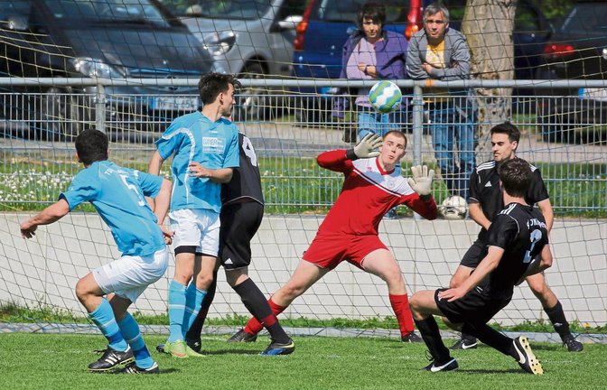 Strecken muss sich der Illinger Torwart Denis Rommel in Nussdorf immer wieder, doch hinter sich greifen nur einmal – das Spiel endet trotz vieler Torschüsse leistungsgerecht 1:1. Foto: Küppers