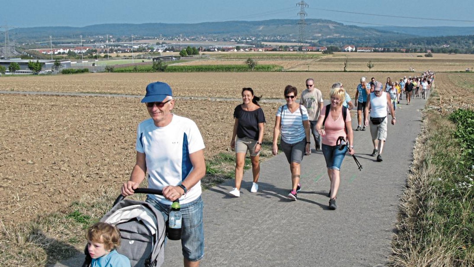 Vom Stromberg-Gymnasium (links im Hintergrund) aus führte der Weg zunächst hinauf auf das Weitfeld.  Fotos: Banholzer
