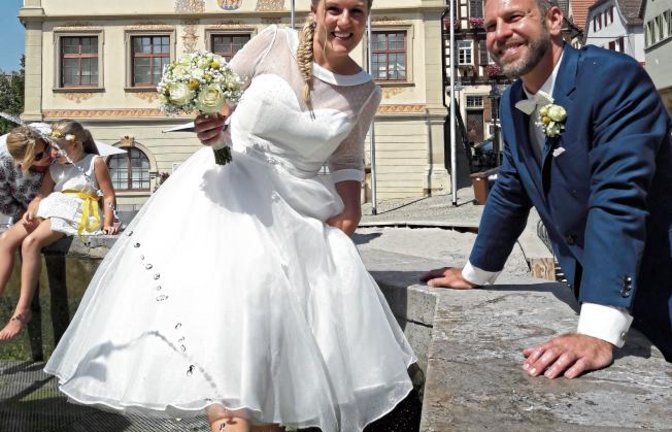 Gestern gab es im Vaihinger Marktplatzbrunnen eine waschechte Braut zu bestaunen. Hoch lebe das Brautpaar und das kühle Nass, das bei der Hitze hilft.  Foto: Rücker