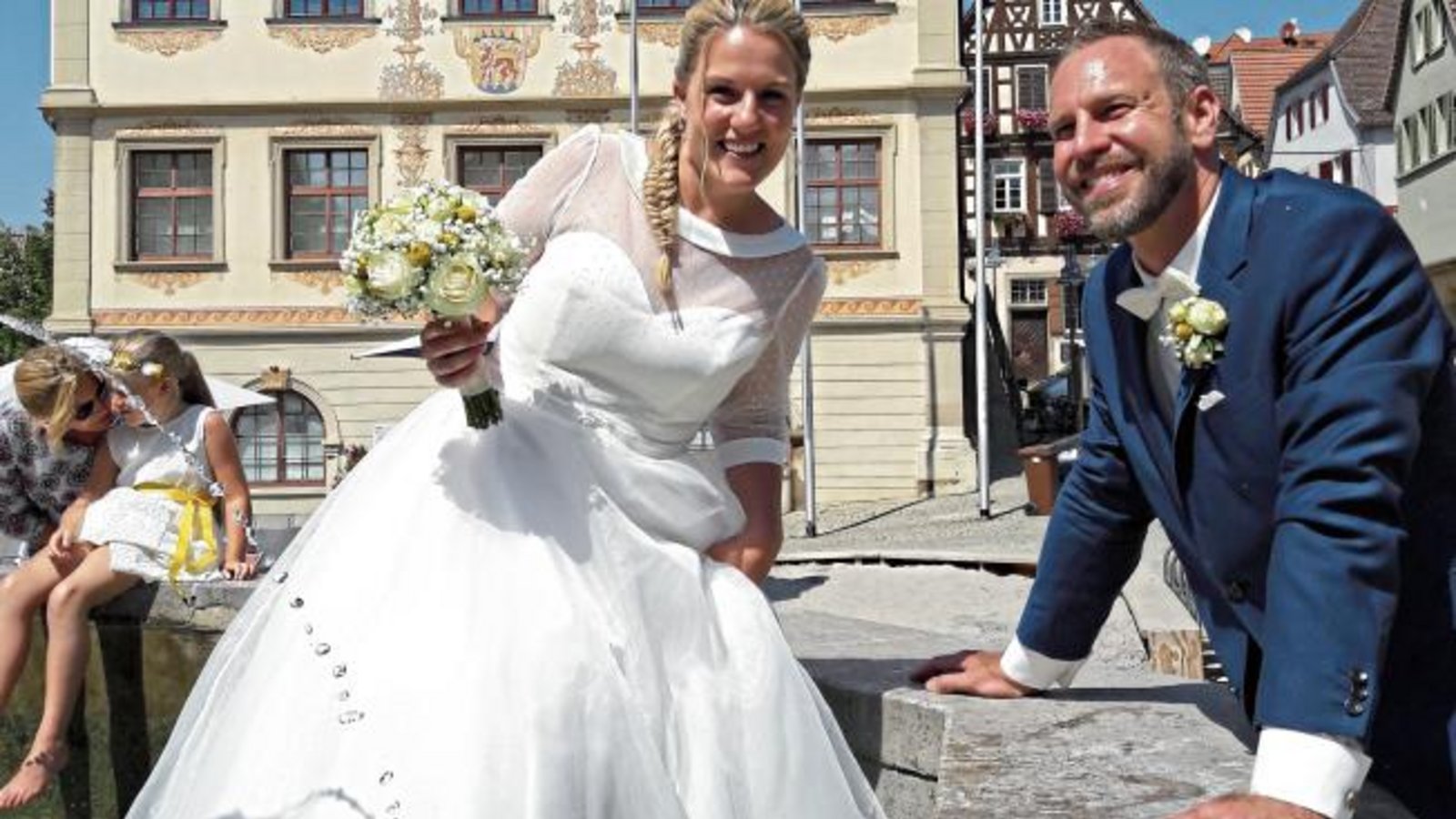 Gestern gab es im Vaihinger Marktplatzbrunnen eine waschechte Braut zu bestaunen. Hoch lebe das Brautpaar und das kühle Nass, das bei der Hitze hilft. Foto: Rücker Gestern gab es im Vaihinger Marktplatzbrunnen eine waschechte Braut zu bestaunen. Hoch lebe das Brautpaar und das kühle Nass, das bei der Hitze hilft. Foto: Rücker