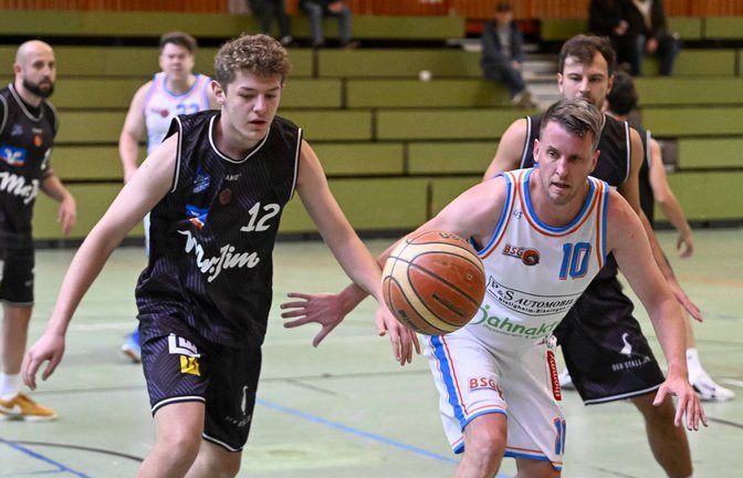 BSG Vaihingen - Sachsenheim (weißer Dress) - Kakro Merlins Crailsheim III, 29.11.2025,   Basketball, Männer, BBW3 Bezirksliga 1 Männer,  Saison 2025 / 2026,  Alexander Stindl (10 rechts) im Kampf um den Ball mit David Lilienthal (12)