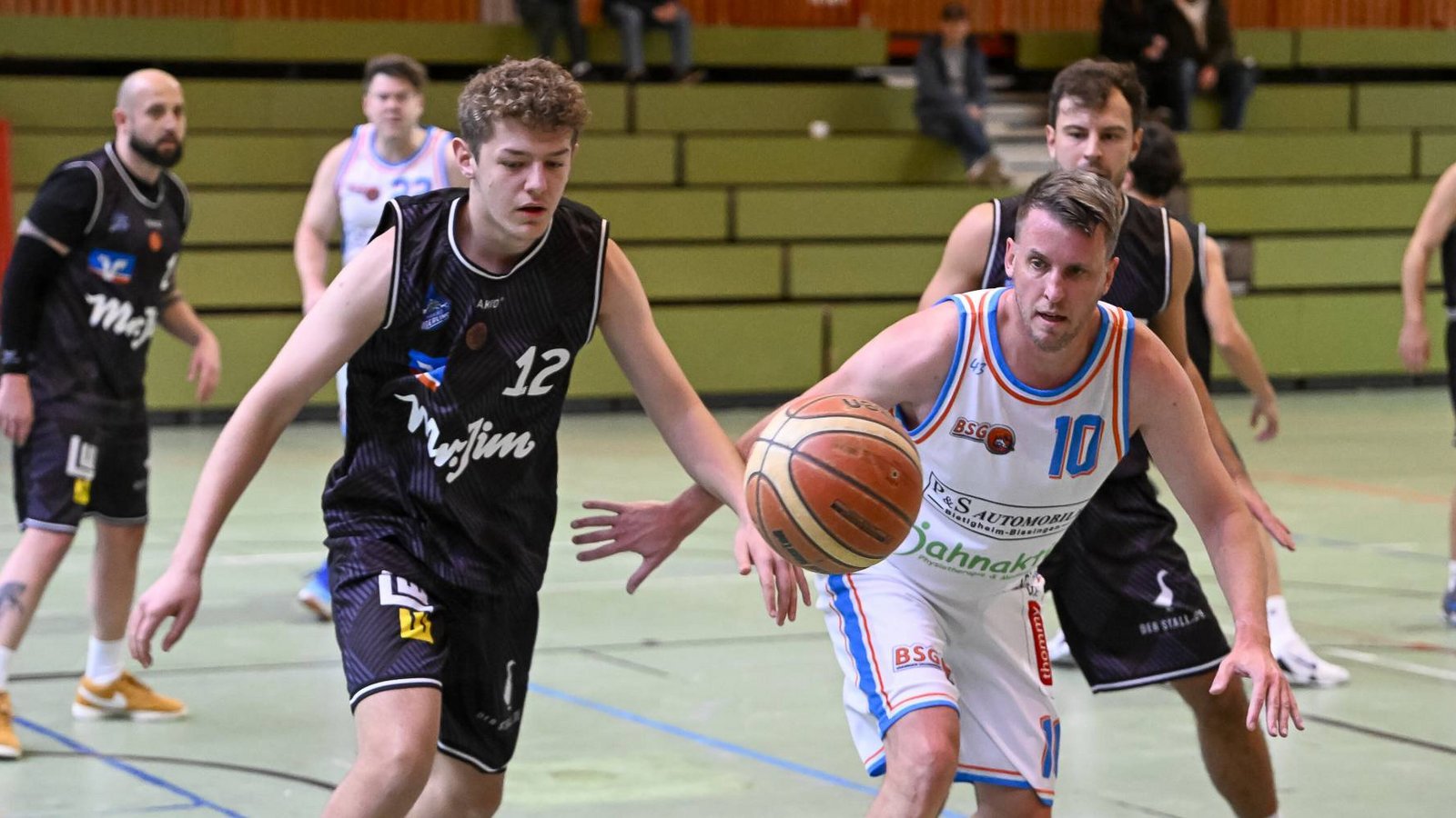 BSG Vaihingen - Sachsenheim (weißer Dress) - Kakro Merlins Crailsheim III, 29.11.2025, Basketball, Männer, BBW3 Bezirksliga 1 Männer, Saison 2025 / 2026, Alexander Stindl (10 rechts) im Kampf um den Ball mit David Lilienthal (12)