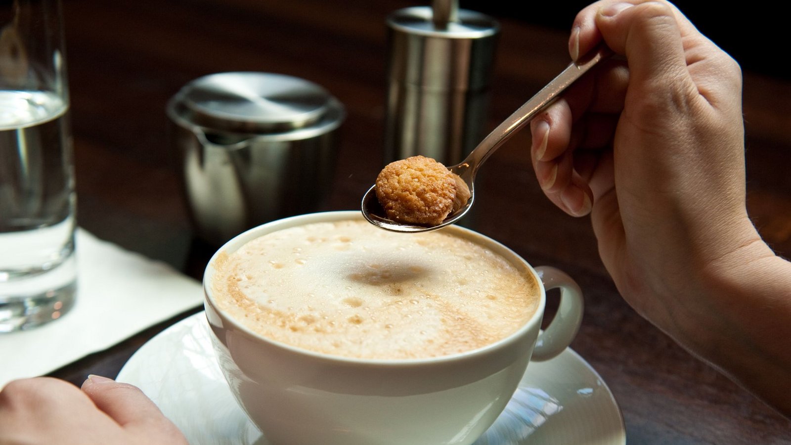Der Traditionalist: Espresso, heißer Milch und heißem Milchschaum ist lecker, aber nichts geht über eine befleckte Milch. Latte-Macchiato-Genießer gelten als traditionsbewusst und zurückhaltend.Foto: dpa