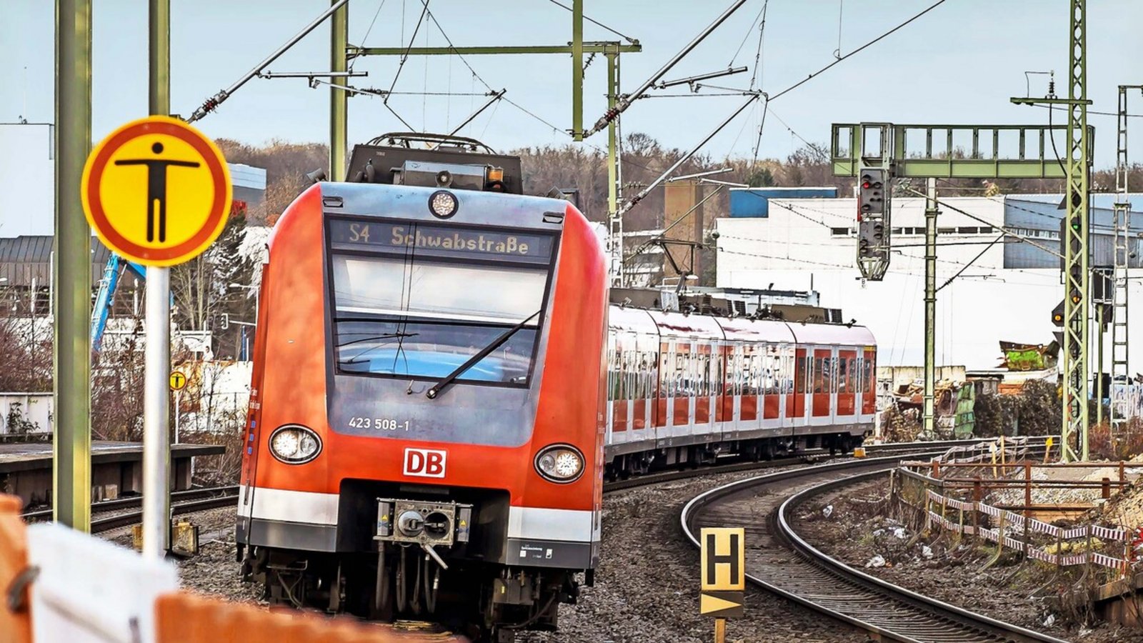 Die Deutsche Bahn arbeitet am Bahnhof Feuerbach.Foto: imago/Lichtgut Die Deutsche Bahn arbeitet am Bahnhof Feuerbach.Foto: imago/Lichtgut