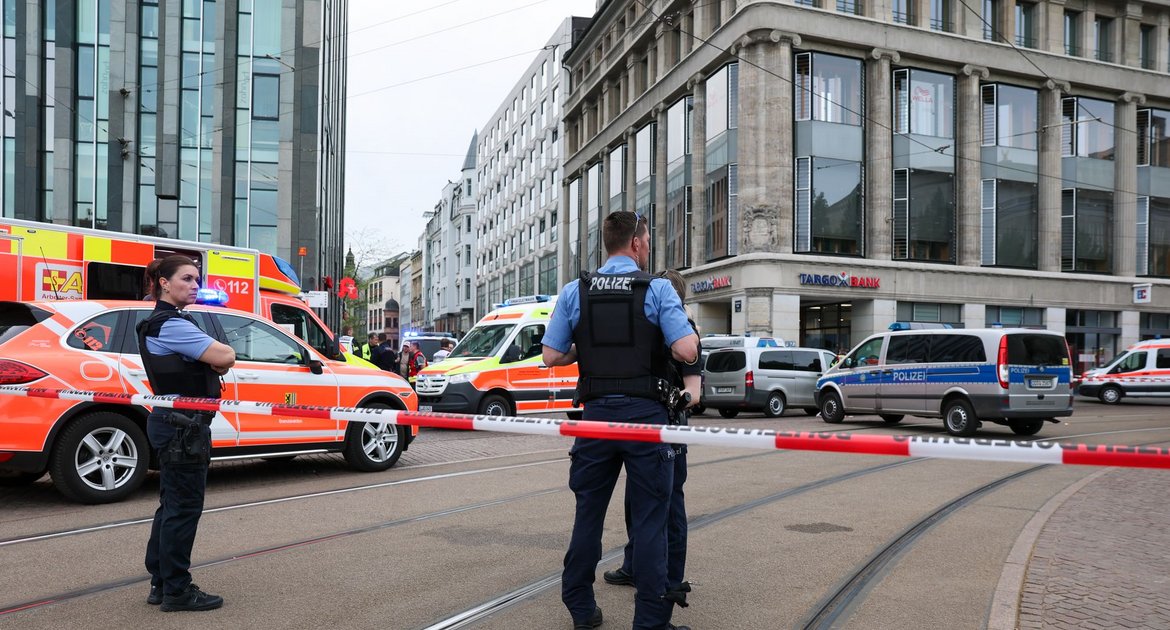 Auto in Leipzig in Menschengruppe gefahren