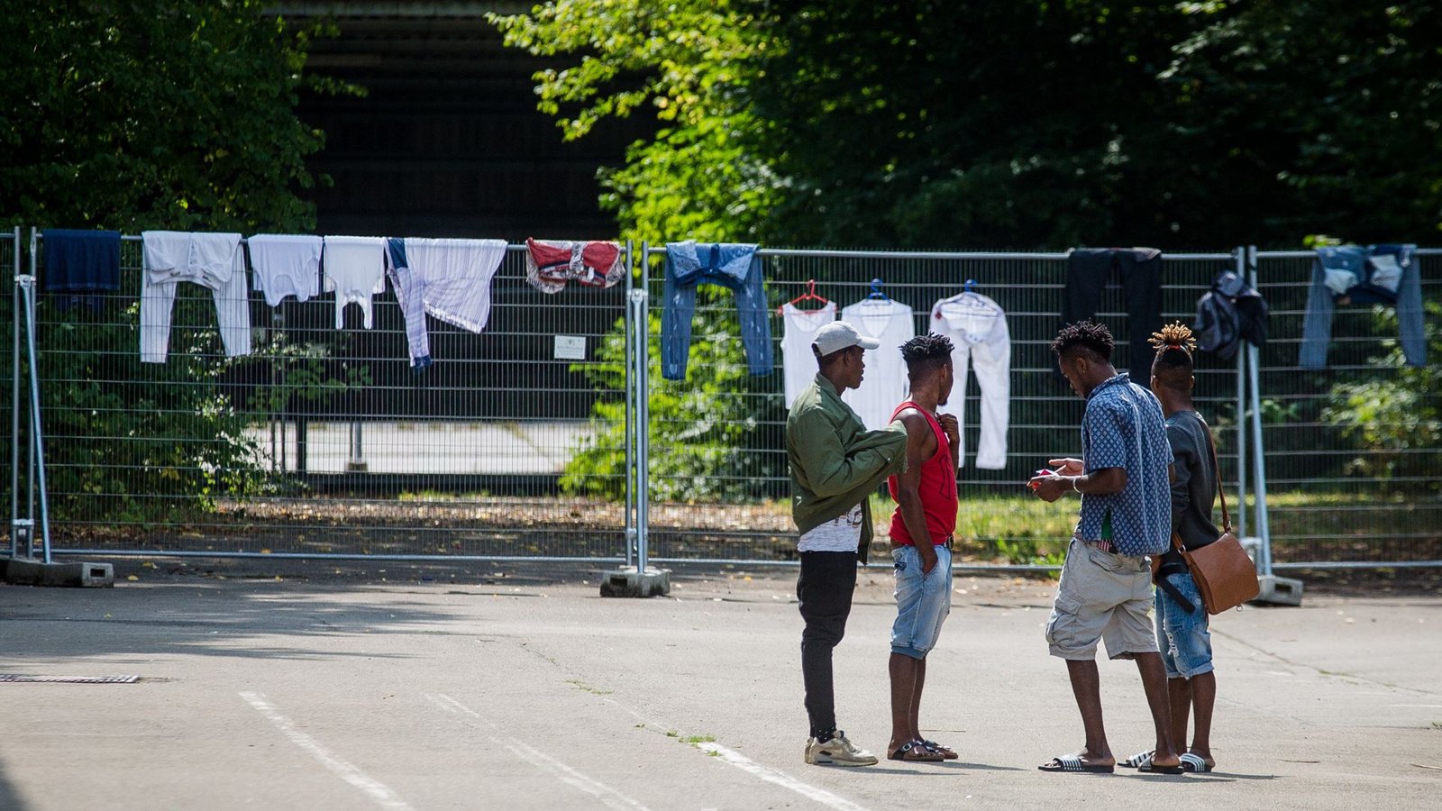 24.08.2018, Baden-Württemberg, Sigmaringen: Eine Gruppe junger Flüchtlinge unterhält sich auf dem Gelände der Lea in Sigmaringen.Foto: dpa/Christoph Schmidt 24.08.2018, Baden-Württemberg, Sigmaringen: Eine Gruppe junger Flüchtlinge unterhält sich auf dem Gelände der Lea in Sigmaringen.Foto: dpa/Christoph Schmidt