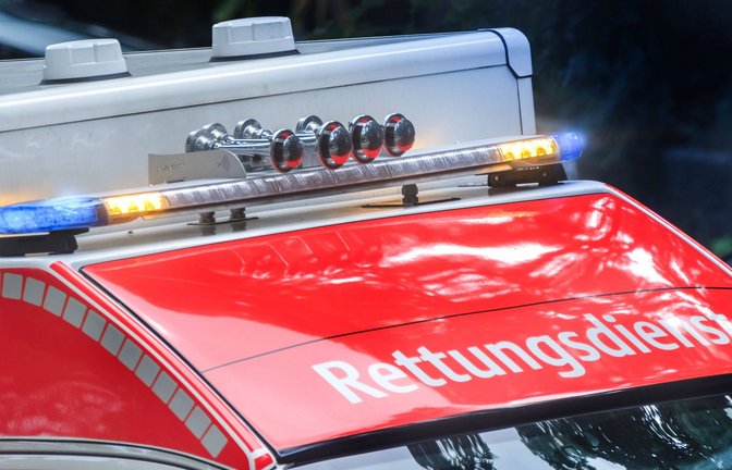 Der Rettungsdienst brachte die Autofahrerin und ihre Beifahrerin  schwer verletzt in eine Klinik. (Symbolbild)<span class='image-autor'>Foto: IMAGO/Guido Schiefer</span>