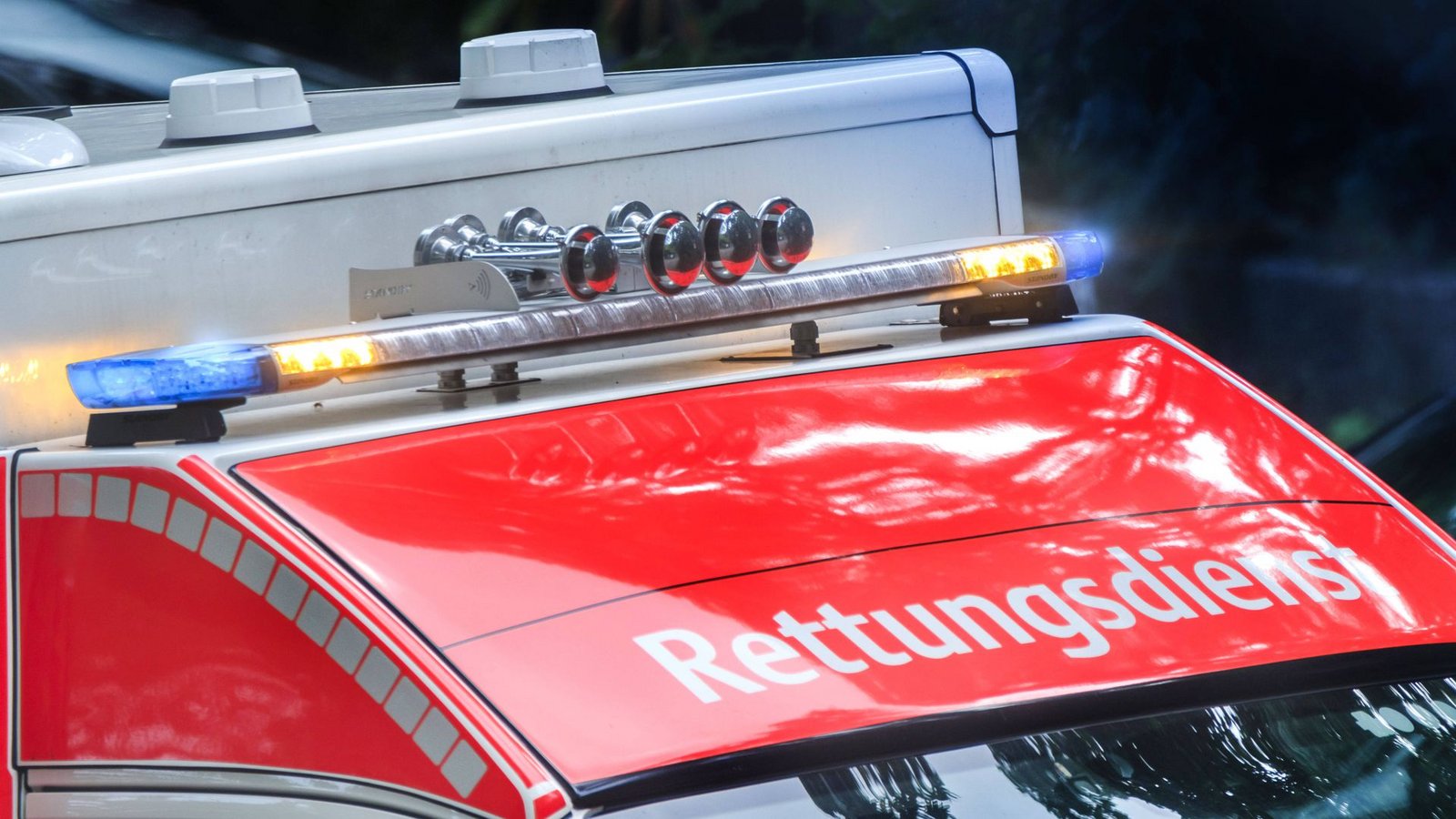 Der Rettungsdienst brachte die Autofahrerin und ihre Beifahrerin schwer verletzt in eine Klinik. (Symbolbild)Foto: IMAGO/Guido Schiefer Der Rettungsdienst brachte die Autofahrerin und ihre Beifahrerin schwer verletzt in eine Klinik. (Symbolbild)Foto: IMAGO/Guido Schiefer