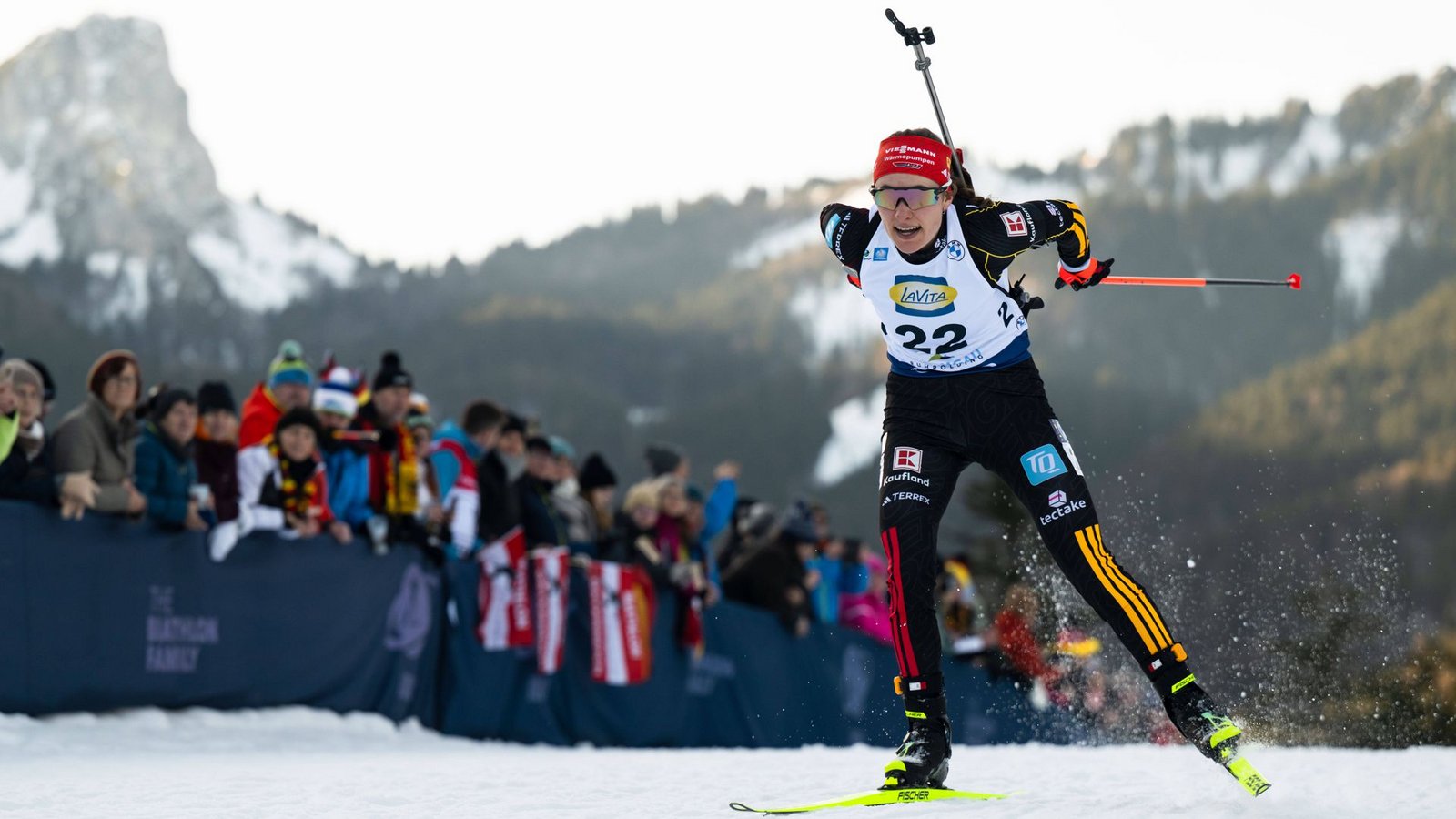 Janina Hettich-Walz: Wer in die sportliche Biografie der Biathletin schaut, merkt schnell: Da fehlt doch was. Richtig: In der Saison 2024/2025 hat die heute 29-Jährige kein einziges Rennen bestritten, ist somit in keiner Rangliste platziert. Der Grund dafür macht auch diesen Winter so besonders für die Sportlerin vom SC Schönwald. Janina Hettich-Walz hat im Februar 2025 die kleine Karlotta zur Welt gebracht, hat also eine Babypause eingelegt, sich dann aber schnell wieder auf die Skiroller und Langlaufski sowie an den Schießstand gestellt. Dass sie sich für die Winterspiele von Mailand und Cortina qualifiziert hat, darf also durchaus als besondere Leistung gesehen werden. Denn die Herausforderungen liegen für die Anhängerin des VfB Stuttgart nun nicht mehr nur auf der Loipe. „Meine Perspektive hat sich verändert“, sagt sie, „ich weiß, dass es wichtigere Dinge als den Sport gibt. Meine Tochter steht an erster Stelle.“ Um den Alltag als Spitzensportlerin mit dem Familienleben zu kombinieren, sind viel Organisation und auch finanzielles Engagement nötig. „Ich muss jede Woche aufs Neue planen“, sagt sie. Sportlich überzeugt hat sie dennoch – mit Platz sechs im Sprint von Oberhof, vor allem aber als verlässliches Mitglied von Staffeln und Mixed-Kombinationen.Foto: IMAGO/teamSprint-media Janina Hettich-Walz: Wer in die sportliche Biografie der Biathletin schaut, merkt schnell: Da fehlt doch was. Richtig: In der Saison 2024/2025 hat die heute 29-Jährige kein einziges Rennen bestritten, ist somit in keiner Rangliste platziert. Der Grund dafür macht auch diesen Winter so besonders für die Sportlerin vom SC Schönwald. Janina Hettich-Walz hat im Februar 2025 die kleine Karlotta zur Welt gebracht, hat also eine Babypause eingelegt, sich dann aber schnell wieder auf die Skiroller und Langlaufski sowie an den Schießstand gestellt. Dass sie sich für die Winterspiele von Mailand und Cortina qualifiziert hat, darf also durchaus als besondere Leistung gesehen werden. Denn die Herausforderungen liegen für die Anhängerin des VfB Stuttgart nun nicht mehr nur auf der Loipe. „Meine Perspektive hat sich verändert“, sagt sie, „ich weiß, dass es wichtigere Dinge als den Sport gibt. Meine Tochter steht an erster Stelle.“ Um den Alltag als Spitzensportlerin mit dem Familienleben zu kombinieren, sind viel Organisation und auch finanzielles Engagement nötig. „Ich muss jede Woche aufs Neue planen“, sagt sie. Sportlich überzeugt hat sie dennoch – mit Platz sechs im Sprint von Oberhof, vor allem aber als verlässliches Mitglied von Staffeln und Mixed-Kombinationen.Foto: IMAGO/teamSprint-media