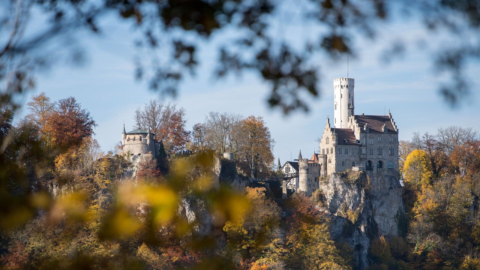 Einsatzkräfte retteten die Familie am Schloss Lichtenstein. (Archivbild)Foto: dpa/Sebastian Gollnow