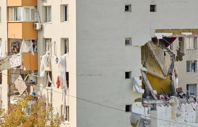 Die Explosion hat ein großes Loch in das Haus gerissen.<span class='image-autor'>Foto: IMAGO/Lucian Alecu/IMAGO/Lucian Alecu</span>