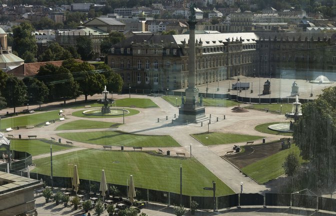 Von Freitag an können die Menschen den neuen Rasen auf dem Schlossplatz aus der Nähe betrachten.<span class='image-autor'>Foto: Lichtgut/Leif Piechowski</span>