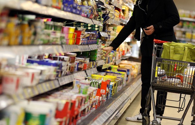 Wenn jeder Griff ins Supermarktregal überlegt sein will: Gestiegene Lebensmittelpreise sind nur ein Posten, der Geldbeutel von Verbraucherinnen und Verbraucher belastet.<span class='image-autor'>Foto: Oliver Berg/dpa</span>