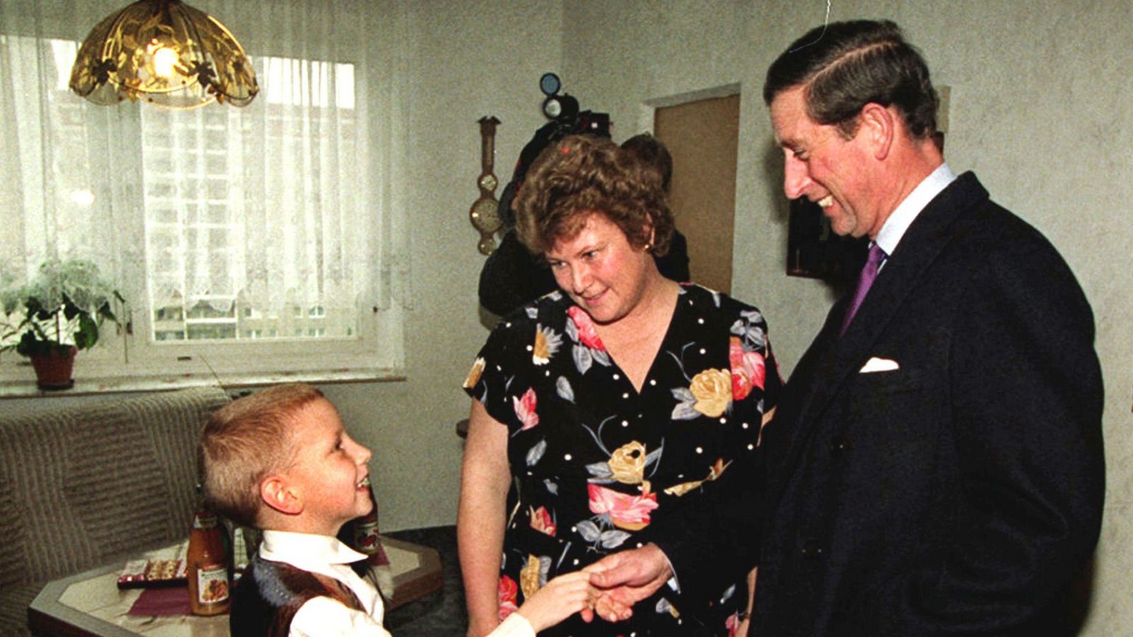 1995: Besuch in einem Ostberliner Plattenbau – Prinz Charles zu Gast bei der Familie Kunz in Hellersdorf.Foto: dpa/Lutz Schmidt
