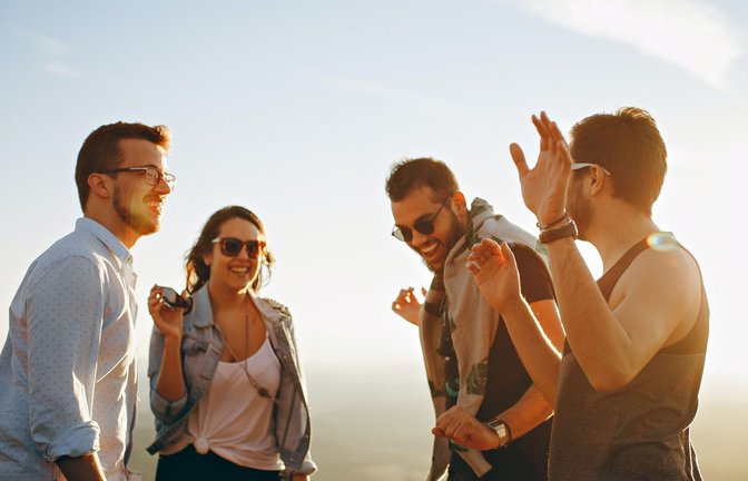 Feiern, Work-Life-Balance und jetzt auch noch pro Gewalt? So stellen Medien zum Teil jüngere Generationen dar.<span class='image-autor'>Foto: Unsplash/Helena Lopes</span>