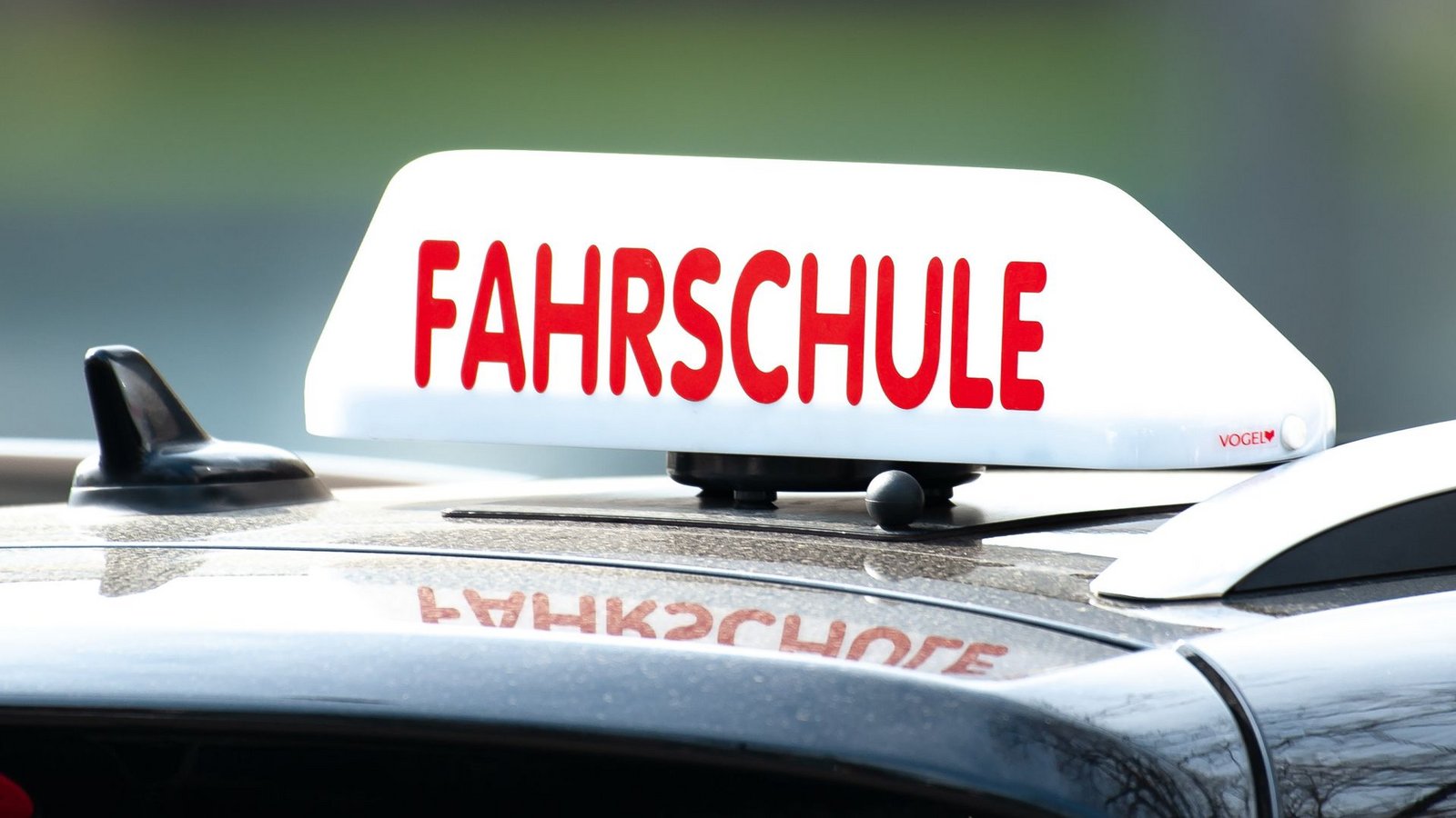 Der Fahrerlehrer soll sich an mehreren Fahrschülerinnen vergangen haben. (Symbolbild)Foto: dpa/Swen Pförtner Der Fahrerlehrer soll sich an mehreren Fahrschülerinnen vergangen haben. (Symbolbild)Foto: dpa/Swen Pförtner