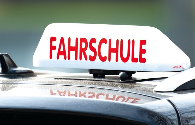 Der Fahrerlehrer soll sich an mehreren Fahrschülerinnen vergangen haben. (Symbolbild)<span class='image-autor'>Foto: dpa/Swen Pförtner</span>