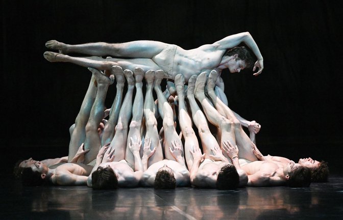 Schöner liegen mit dem Stuttgarter Ballet und Glen Tetley: Szene aus „Le sacre du printemps“ mit Henrik Erikson in der Rolle des Opfers.<span class='image-autor'>Foto: Stuttgarter Ballett</span>