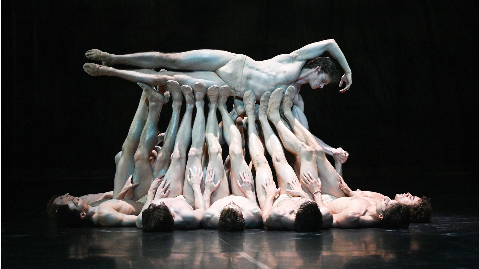 Schöner liegen mit dem Stuttgarter Ballet und Glen Tetley: Szene aus „Le sacre du printemps“ mit Henrik Erikson in der Rolle des Opfers.Foto: Stuttgarter Ballett