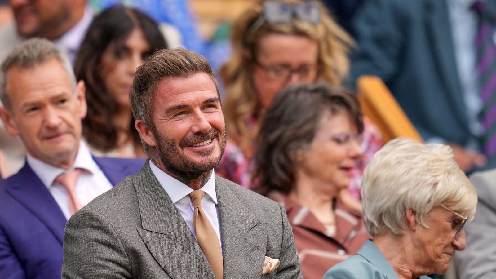 Fußball-Legende David Beckham schaute sich Titelverteidiger Jannik Sinner auf dem Centre Court an.Foto: Kin Cheung/AP/dpa