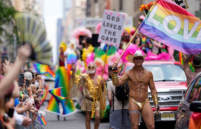 Zehntausende laufen bei der Pride-Parade in New York mit.<span class='image-autor'>Foto: Charles Sykes/Invision/AP/dpa</span>