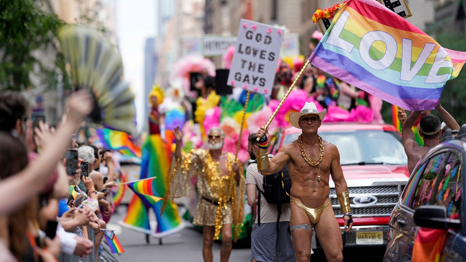 Zehntausende laufen bei der Pride-Parade in New York mit.Foto: Charles Sykes/Invision/AP/dpa Zehntausende laufen bei der Pride-Parade in New York mit.Foto: Charles Sykes/Invision/AP/dpa