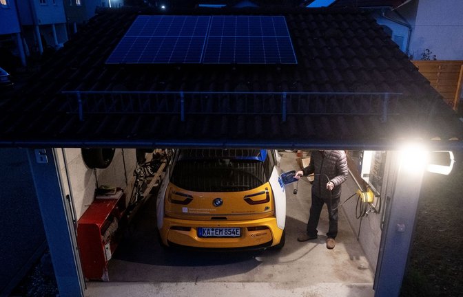 Mit dem neuen Programm wird der Kauf und die Installation einer Ladestation für Elektroautos in Kombination mit einer Photovoltaikanlage und einem Solarstromspeicher gefördert.<span class='image-autor'>Foto: Marijan Murat/dpa</span>